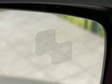 【ブラインドスポットモニタリング】走行中、ドアミラーの死角になりやすい箇所に後続車が接近するとサイドミラー付近に警告を表示、ドライバーに注意喚起をしてくれます。