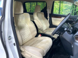 運転席まわりには十分なスペースがあり、大柄な方でもゆったり運転していただける環境です。