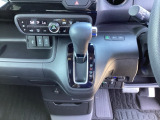 運転席周辺のスマートなレイアウトが、操作のしやすさを実現。快適なドライブをサポートします。パーキングブレーキはフットブレーキタイプです。