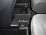 運転席の足元へ物を落ちるのを防ぐ小物侵入防止版がついています☆
