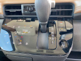 インパネシフトレバーで運転席まわりがコンパクトです。