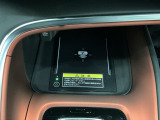 ワイヤレス充電器ついてます!スマートフォンを置くだけで充電可能。ケーブルをつなぐ煩わしさがありません。
