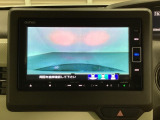 ギヤをR(バック)に入れるとナビの画面に後ろの映像が映るリアカメラ付です。後退時、コンディションが悪い視界でもカラーバックモニターがドライバーをサポートします。