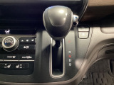 CVT車のセレクトレバーです。低速から高速まで、変速ショックのないスムーズな走りを実現するとともに、エンジン効率のよい領域を維持することで燃費にも貢献します。