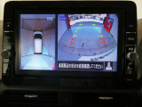 ギアを『R』に入れるとナビ画面に、まるで雲の上から覗いているような映像が映り、駐車をサポートしてくれます。