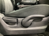 運転席にはドライバーの体型や好みに応じて前後方向だけでなく、高さの調整ができるシートリフターを装備!