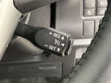 前方の車との車間を設定し、スピードを上げたり緩めたりを自動で行ってくれる追尾式の「レーダークルーズ」。上級装備の一つです!高級車にしかつかない嬉しい機能です。