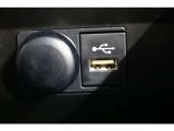 データ通信/給電用のUSBポートも装備されています。iPhoneやスマートフォンを繋いで音楽を再生したり、充電したり。車内にあると便利なアイテムのひとつですね!