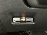 ハンドルの左下にETCがついています。高速道路の料金所の通過も楽々です。 カードの取り出しもしやすい場所についています。