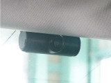 前方・後方はもちろん、車内カメラは、後方から左右をワイドに撮ることができ、幅寄せや側面衝突、威圧的なドライバーの危険行為など、クルマ周囲のトラブルもしっかり記録できます。