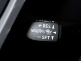 クルーズコントロール機能が付いています。 速度を設定するとアクセルを踏まなくても一定の速度で走ることができます。  高速道路ではとても便利な装置なんです。