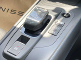 電制シフト。手のひらで包むようにして、手首を軽く動かすだけでシフトできる、マウス感覚のシフト。