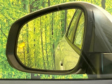 【ブラインドスポットモニター】走行中、ドアミラーの死角になりやすい箇所に後続車が接近するとサイドミラーのレンズに警告を表示!ドライバーに注意喚起をしてくれます。