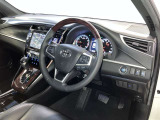高いホールド性で運転姿勢が安定します。長距離ドライブでも疲れにくいのが魅力です。快適なドライビングライフをお送りください♪