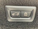 電動パワーゲートです。開閉がボタン1つで開け閉め行えます。また、状況に応じてのトランクハッチ開閉量を簡単に設定可能です。スマートオープナーも便利な機能です。ぜひお試しください。