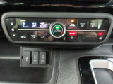 AUTOエアコンでいつでも快適な温度に!さらに運転席と助手席にはシートヒーターも付いています。