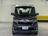 『片側電動スライドドア』 スーパーなどでの狭い駐車場でも乗り降りが楽々♪お子様が隣の車にドアを当ててしまう心配もございません!小さなお子様連れの方もこれで安心