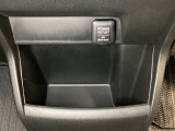 アクセサリーソケットはUSBのアダプターなどをつければ、スマホの充電にも使えます。周辺には物が置けるボックスがついています。