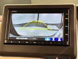 リバースギアに入れるだけで後方の表示へ切り替わります。夜間や雨の日の駐車も楽になりますよ。