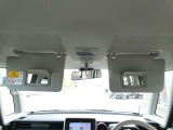 運転席にサンバイザー裏にはバニティミラーが備わっていますので、車の外に出る前にパパッと身だしなみをチェックすることができて便利ですよ♪