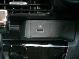 運転席横にUSB端子が付いております。