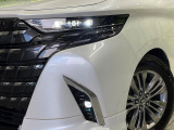 【LEDヘッドライト】悪天候や夜間走行時も良好な視界を確保し安心して運転できる高輝度LEDヘッドライトを装備!点灯速度が早く、消費電力も抑えられています。