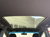 大型のガラスルーフ付き昼間のドライブ時は日の光が差し込み車内が明るくなります♪