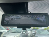インテリジェントルームミラーです。車両後方のカメラ映像がミラー(液晶画面)に写るので、後席の人や荷物が写りこみません。夜間や悪天候でも視界が良好です♪