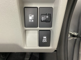 ハンドルの右側にはヘッドライトレベライザーとVSA(ABS+TCS+横滑り抑制)の解除スイッチがついています。ヘッドライトレベライザーは道路状況や積荷の加重に応じてライトの高さを調節できます。