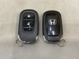 スマートキーを装備しています。鍵を差し込むことなくドアロックの開け閉めと、スタートボタン操作でのエンジンスタートができます。スペアキーも同じものを用意しております。