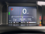 視認性の良いメーターで、運転中も情報がひと目で確認できて安心。見やすさにこだわったデザインで、毎日のドライブがもっと快適に