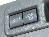 【パワーバックドア】スマートキーや運転席のボタンを押すだけでリアゲートが自動で開閉します!荷物を持っている時や、高い位置にあるバックドアを閉める際に便利な機能です♪