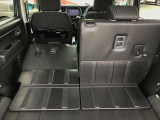リヤシートを倒すと大きな荷物も搭載可能です。