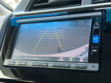 バックモニター装備。画面にて後方の確認が行えるので、バック駐車や車庫入れの際には重宝します。車の運転に慣れない方でも安心のガイドライン表示機能付。
