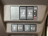 両側電動スライドドアは運転席から操作ができるよう、操作スイッチが付いています。Hondaセンシング用のVSA(ABS+TCS+横滑り抑制)解除と路外逸脱抑制機能などのスイッチがあります。
