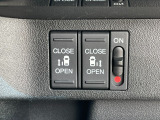 運転席右側に電動スライドドアのスイッチがついています。