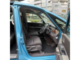 運転席シートは使用感も比較的少なく、破れや大きなヘタリはございません。清掃済みで気持ちよくお乗りいただけます。