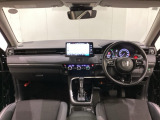 車内は光触媒抗菌消臭施工済です。インパネ周りはスタイリッシュなデザインで機能や装備も充実しています。グローブボックスやカップホルダーのほかにトレーなどたくさんの収納スペースが付いています。