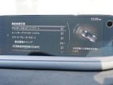 こちらのお車には先進安全装備が多数搭載されています。衝突被害を回避あるいは軽減するためのブレーキや、後方死角からの接近警報、車線逸脱を防止する警報装置など、詳しくはスタッフまでお尋ねください。