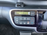 オートエアコンで、毎日のドライブを快適に。温度、風量を自動で調整し、理想的な車内環境を提供します。