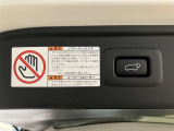 バックドアの底部にパワーバックドアとイージークローザーの取り扱いに関する説明と注意を記入したステッカーが貼ってあります。ステッカーの横にパワーバックドアのスイッチが付いてます。