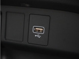 【USBジャック】充電をスマートに。スマートフォンやタブレット、携帯ゲーム機などの充電が可能。