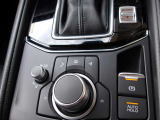 手元には運転姿勢を崩さずに操作していただける、ロータリーコマンダースイッチが装備されております。