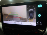 ギアをリバースに入れると車両後方の映像を映し出します。画面にはガイドラインが表示され、車庫入れや縦列駐車などの際に安全確認をサポートします。