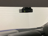 後方にもドライブレコーダーのカメラが付いています。前後両方でお車の周りを監視・記録いたします。