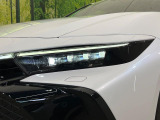 【LEDヘッドライト】悪天候や夜間走行時も良好な視界を確保し安心して運転できる高輝度LEDヘッドライトを装備!点灯速度が早く、消費電力も抑えられています。