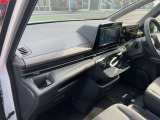 質感の高さが魅力の室内。きれいな状態と使いやすいレイアウト。実車を是非ご確認ください。
