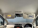 運転席のサンバイザーにはバニティーミラーも付いています。身だしなみチェックには欠かせません