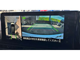 アラウンドビューモニターです。4つのカメラからの映像を合成・処理することで空から見下ろすような視点で周囲を確認でき、駐車時のクルマの位置確認がスムーズになります。