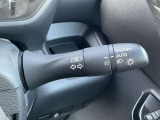 オートライトついてます。思いやりライト機能で夕暮れや雨天時のワイパー使用時に自動でヘッドライトを点灯させます。